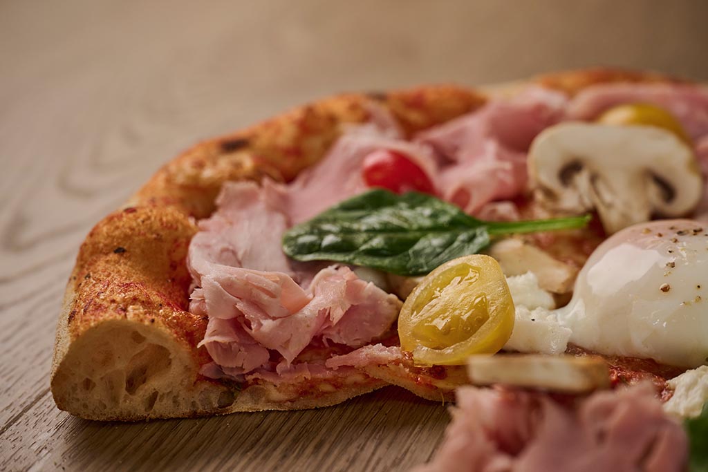 pizza traditionnelle cuite au feu de bois du chef Rabah Zaoui à déguster sur place ou à emporter