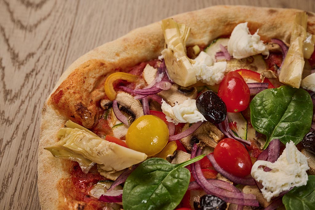 pizza traditionnelle cuite au feu de bois du chef Rabah Zaoui à déguster sur place ou à emporter