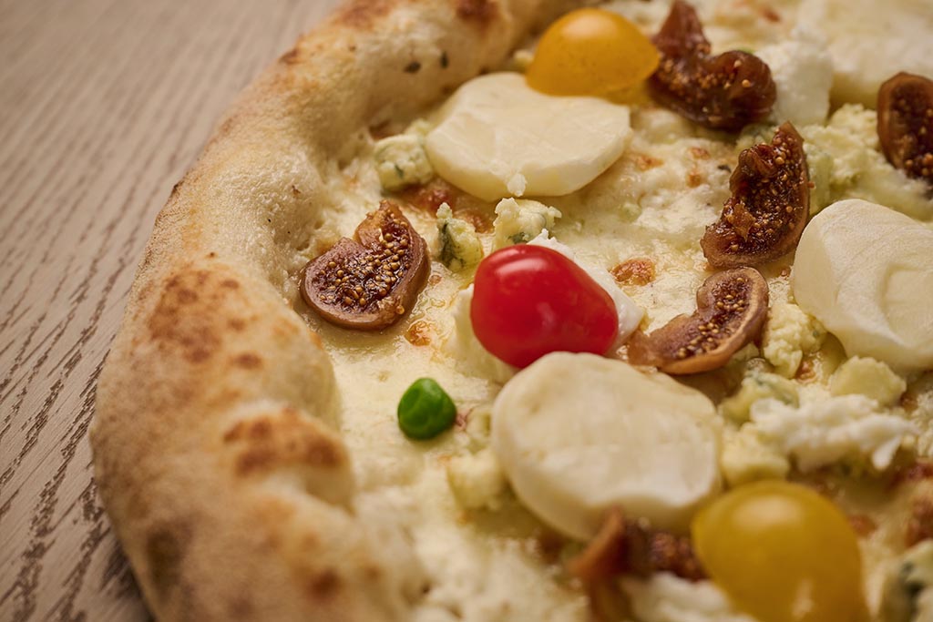 pizza traditionnelle cuite au feu de bois du chef Rabah Zaoui à déguster sur place ou à emporter