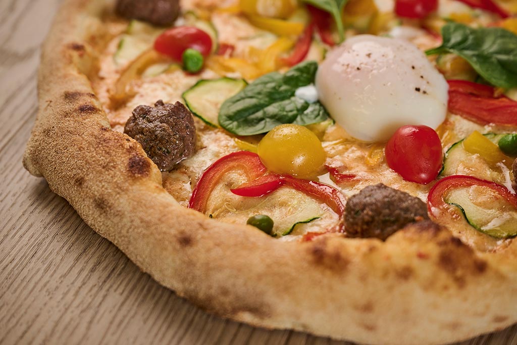 pizza signature cuite au feu de bois du chef Rabah Zaoui à déguster sur place ou à emporter