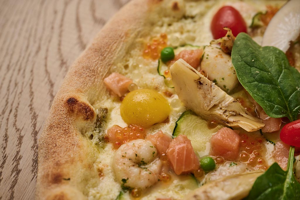 pizza traditionnelle cuite au feu de bois du chef Rabah Zaoui à déguster sur place ou à emporter